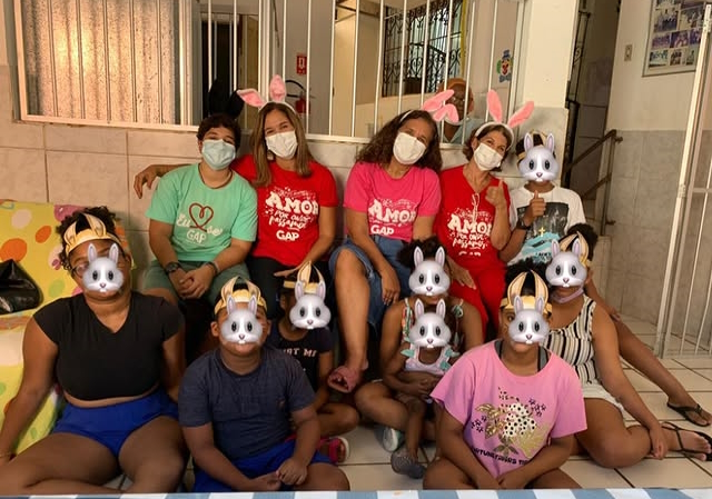 Crianças e educadores do Abrigo Lar Irmã Benedita Camurugí